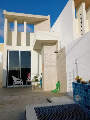 casa com piscina e churrasqueira 5 minutos da praia, 1 quarto com cama de casal e segundo quarto com duas camas infantis
